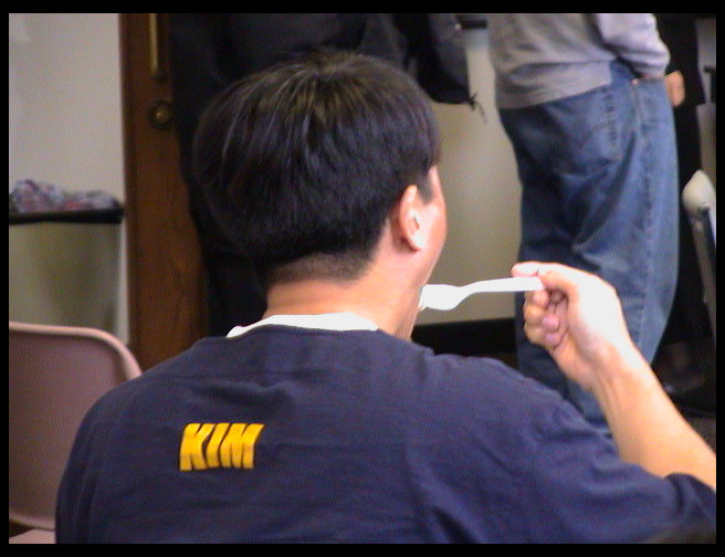 Heechul eating cake.